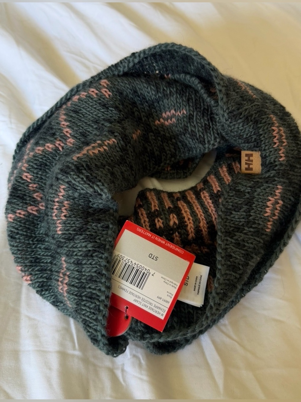 Helly Hansen NWT Women's Green and Pink Knit Scarf